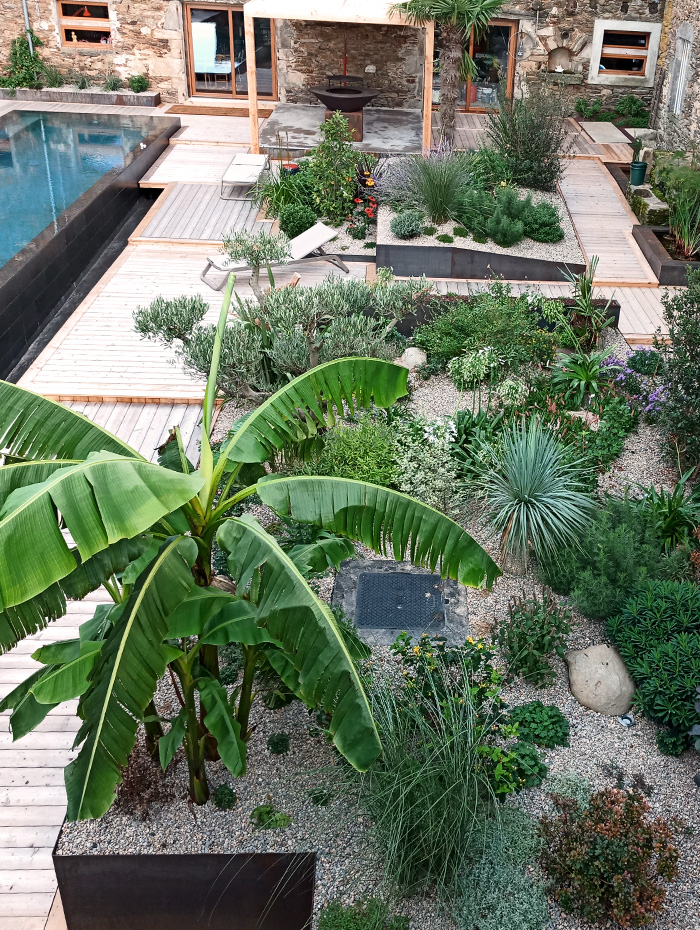 Terrasse avec jardin paysagé, jardinière sur mesure et plantation de végétaux